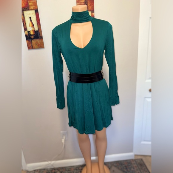 37) NWT FOREVER 21 Green Cut Out Long Sleeve Mini Dress Size L - Picture 1 of 6